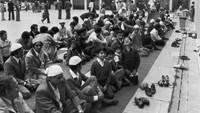 Antusias anak-anak Muslim di Inggris menjalankan salat Jumat terakhir di bulan suci Ramadhan. Foto ini diambil tahun 1980. John Minihan/Evening Standard/Getty Images.