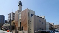 Selanjutnya ada Masjid Fukuoka yang menjadi masjid pertama yang didirikan di Pulau Kyushu, Jepang. Masjid yang diresmikan pada tahun 2009 ini memiliki jalan panjang hingga akhirnya dibangun dan diresmikan. Warga Muslim di Pulau Kyushu telah merencanakan pembangunan masjid ini sejak tahun 1998 namun baru 11 tahun kemudian masjid ini diresmikan dan dibuka untuk umum. Dok. Facebook/Fukuoka Masjid Al Nour Islamic Center.
