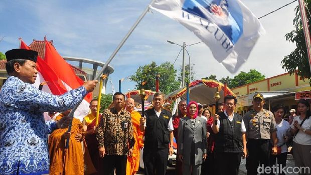 Biksu dan forkopinda Grobogan membawa api sebelum dikirab di lokasi Api Abadi Mrapen Grobogan. 