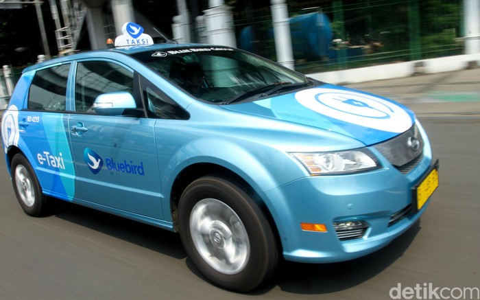 PT Blue Bird Tbk meluncurkan layanan taksi dengan armada mobil listrik. Blue Bird menjadi perusahaan transportasi pertama yang menyediakan taksi listrik. Armada terbarunya untuk layanan Bluebird menggunakan merek BYD e6 A/T sedangkan Silverbird, Tesla Model X 75D A/T. BYD e6 digunakan untuk taksi reguler, sementara Tesla Model X menjadi taksi premium Silverbird.