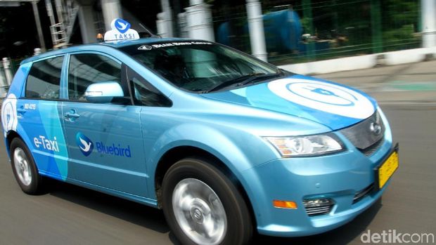 Taksi listrik bluebird saat melintas di jalan raya Jakarta