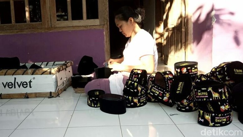 Alhamdulillah Berkah Ramadan, Pengrajin Peci Kebumen Kebanjiran Order Alhamdulillah Berkah Ramadan, Pengrajin Peci Kebumen Kebanjiran Order