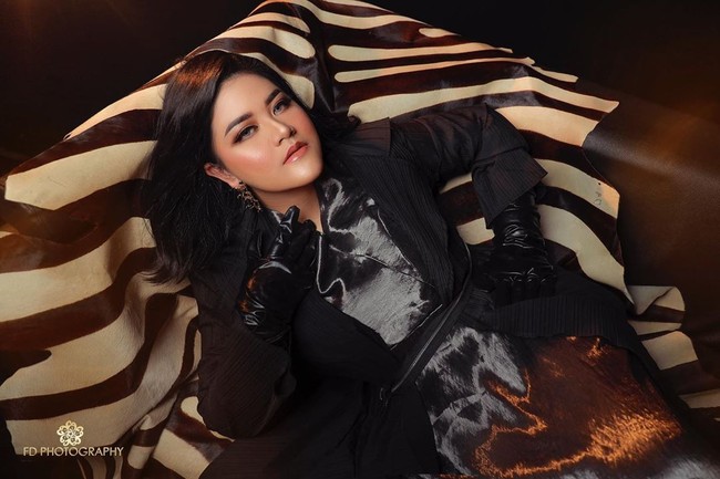Foto tersebut dipajang di Instagram Juanda Hasid Sorumba atau Bennu, yang bukan lain adalah makeup artist langganannya. Versi lain dari foto tersebut juga dapat dilihat di Instagram FD Photography milik sang fotografer, Fandy Susanto. (Foto: Dok. FD Photography)
