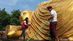 Jelang Waisak, Patung Budha Tidur Raksasa Dimandikan