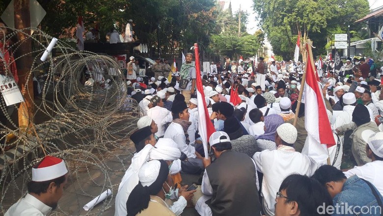 Massa Forum Umat Islam Baca Ayat Kursi Usir Setan di Bawaslu Massa Forum Umat Islam Baca Ayat Kursi Usir Setan di Bawaslu