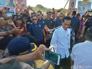Jokowi Puji Warga Kutuh yang Sulap Desa Miskin Jadi Kampung Bola Internasional