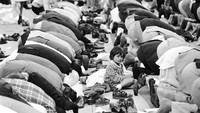 Umat Muslim di London menjalankan salat tarawih terakhir sebelum Hari Raya Idul Fitri di Masjid Central London, Inggris. Wesley/Getty Images.