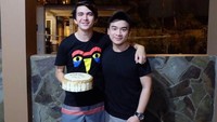 Sambil memegang sebuah kue ulang tahun, Christ berpose dengan sahabatnya bernama Christopher Goh. Dalam keterangan foto, Christ menyebut kalau mereka sempat diberitakan yang tidak-tidak oleh sebuah akun gosip. Foto: Instagram christlaurent