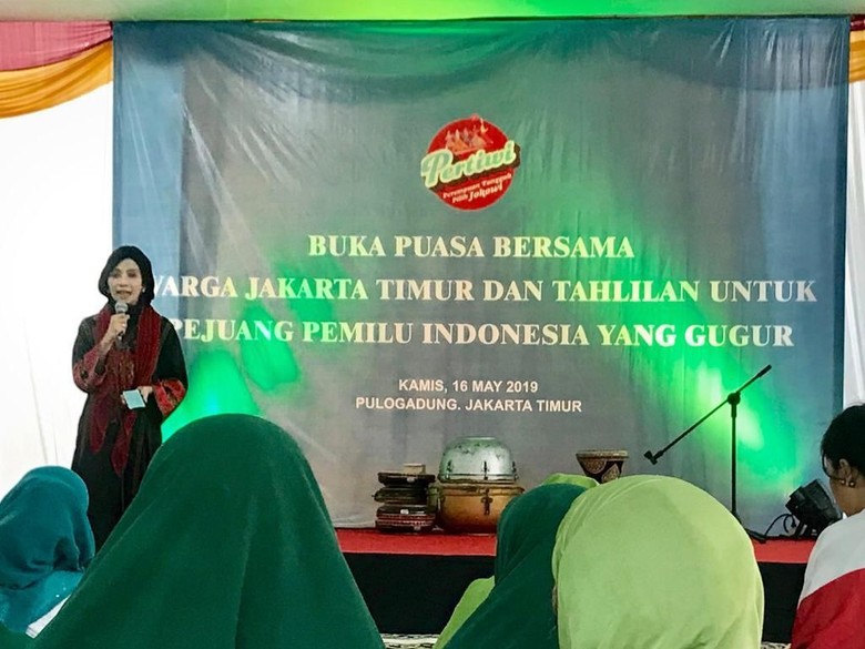 Relawan Pertiwi Ajak Anak Yatim Doakan Petugas KPPS yang Meninggal Relawan Pertiwi Ajak Anak Yatim Doakan Petugas KPPS yang Meninggal