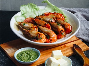 Bikin Laper! Lahapnya Ncess Nabati Makan Ikan Sukang dan Udang Galah Bakar