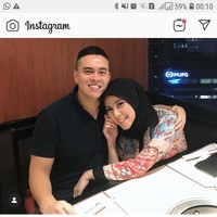 Oktober 2018 dapet kiriman baju dari @vivizubedi Cantik banget bajunya.  dalam hati, suatu saat aku akan pake baju ini di hari pertama aku berhijab. Alhamdulillah kesampean hari ini aku pakai baju sahabat aku @vivizubedidaily di hari pertama aku berhijab, tulis Cynthia di Instagram. (Foto: Instagram/CynthiaRamlan)