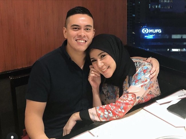 Oktober 2018 dapet kiriman baju dari @vivizubedi Cantik banget bajunya.  dalam hati, suatu saat aku akan pake baju ini di hari pertama aku berhijab. Alhamdulillah kesampean hari ini aku pakai baju sahabat aku @vivizubedidaily di hari pertama aku berhijab, tulis Cynthia di Instagram. (Foto: Instagram/CynthiaRamlan)