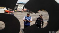 Petugas gabungan dari BPTJ dan Dishub melakukan pengecekan kelayakan bus di Terminal Pulo Gebang, Jakarta Timur, Jumat (17/5).