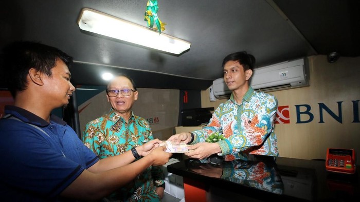 BNI menyediakan penukaran uang kecil di dalam mobil BNI O-Branch di Lapangan IRTI Monas, Jakarta.