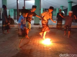 Tradisi Anak-anak di Tulungagung Bermain Sepak Bola Api Usai Tadarus