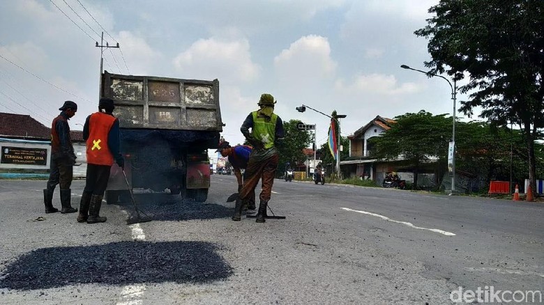 Perbaikan Jalur Nasional di Mojokerto Ditargetkan Rampung H-10 Lebaran Perbaikan Jalur Nasional di Mojokerto Ditargetkan Rampung H-10 Lebaran