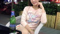 Ini pose manis Nur saat tengah duduk bersantai di salah satu kafe yang berada di pinggir jalan. Baru-baru ini Nur diamankan pihak polisi karena diduga memiliki 19 produk kecantikan yang tidak terdaftar. Foto: Instagram @nursajadiah