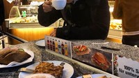 Rio nggak melewatkan secangkir kopi hangat saat lagi di Jerman. Tentunya sambil mencicip beragam pastry enak. Foto: Instagram rharyantoracing