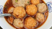 Bakso Malang gerobakan dari Depok ini juga terkenal enak. Ada bakso goreng dan bakso daging aneka ukuran. Pilih yang mana? Foto : Instagram @jajanbakso