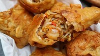 Gehu merupakan kepanjangan dari toge tahu pedas. Wow, adonan tepungnya renyah dan enak dicampur sambal. Foto: Instagram@soto_beri