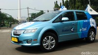 Blue Bird telah mengenalkan armada taksi listrik. Dua merek mobil yang akan jadi kendaraan operasionalnya adalah BYD e6 dan Tesla Model X. Tapi yang kami coba kali ini adalah BYD dulu. Mobilnya senyap, anti bising!