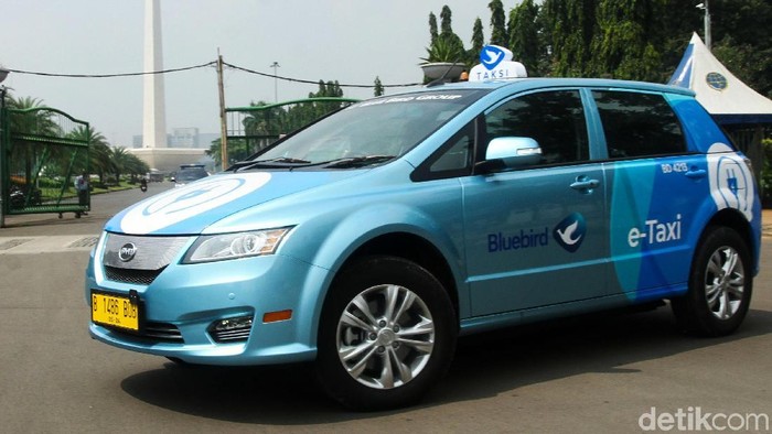 PT Blue Bird Tbk meluncurkan layanan taksi dengan armada mobil listrik. Blue Bird menjadi perusahaan transportasi pertama yang menyediakan taksi listrik. Armada terbarunya untuk layanan Bluebird menggunakan merek BYD e6 A/T sedangkan Silverbird, Tesla Model X 75D A/T. BYD e6 digunakan untuk taksi reguler, sementara Tesla Model X menjadi taksi premium Silverbird.