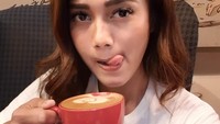 Selain aktif jadi YouTuber, Jessie ternyata penggemar kopi. Wanita yang satu ini tidak bisa lepas dari secangkir kopi yang hangat. Foto: Instagram @jess_amalia20