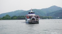 Naik kapal sekitar 5-10 menit menuju ke Pulau Nami (Afif Farhan/detikTravel)