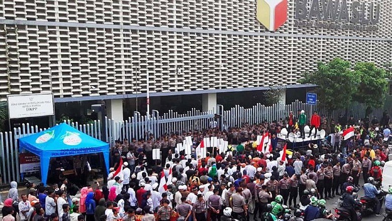 Tantangan Etika dalam Praktik Demokrasi Tantangan Etika dalam Praktik Demokrasi