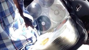 Pamer koleksi CD di era jadul. (Foto: Boredpanda.com)