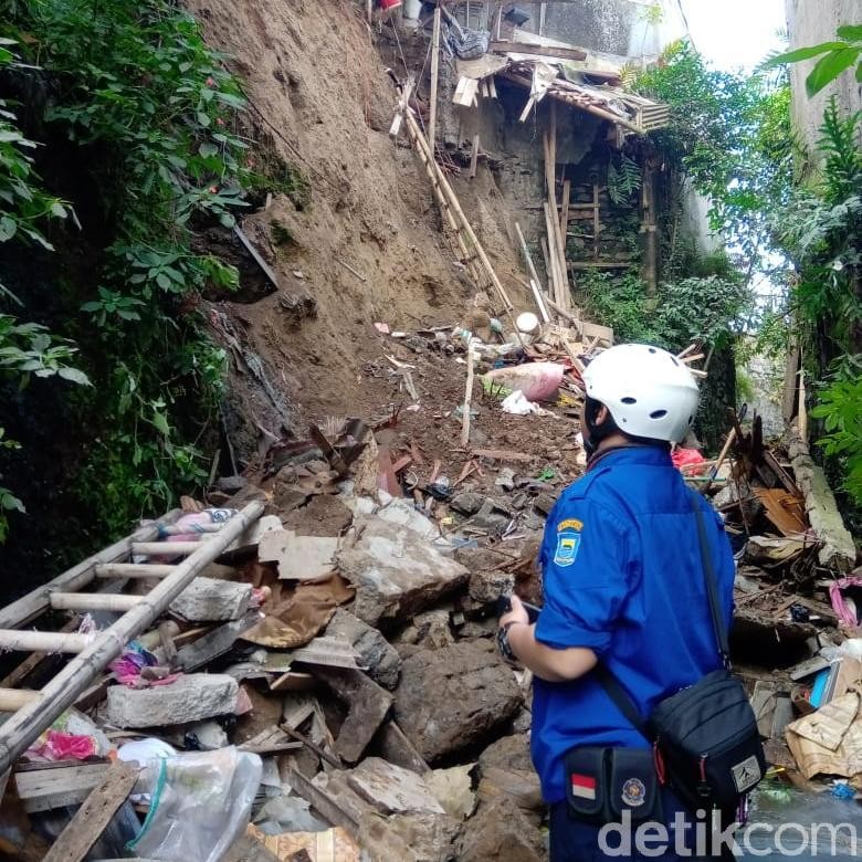 Kakek di Bandung Tewas Tertimbun Tanah Longsor Kakek di Bandung Tewas Tertimbun Tanah Longsor
