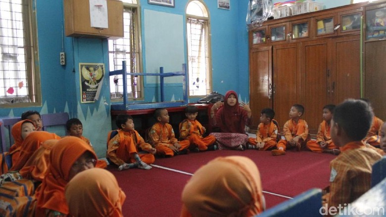 Guru Honorer di Cimahi Tak Dapat THR Tahun Ini Guru Honorer di Cimahi Tak Dapat THR Tahun Ini