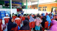 Terlihat, para warga Pulau Kodingareng tampak antusias dengan adanya penukaran uang yang dilaksanakan tersebut.Foto: Pool/Dok. Lantamal VI Makassar