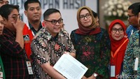 Sementara untuk Provinsi DKI Jakarta. Hasilnya, Joko Widodo (Jokowi)-Maruf Amin menang tipis atas Prabowo Subianto-Sandiaga Uno.
