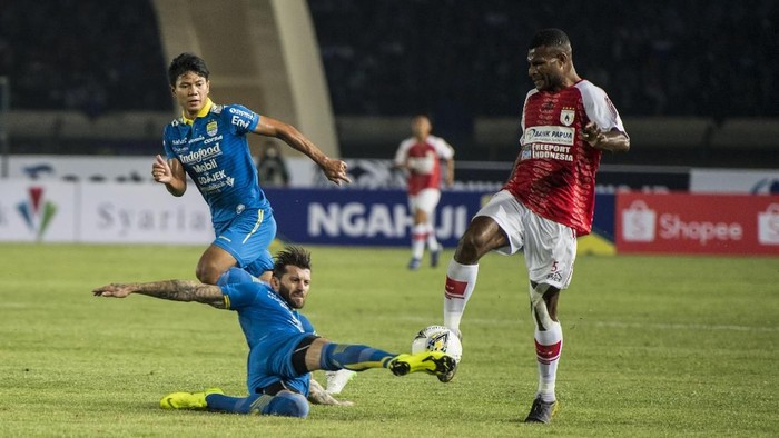 Pesepakbola Persib Bandung Achmad Jufriyanto (kiri) dan Bojan malisic (tengah) menghalau pesepakbola Persipura Jayapura Marinus Mariyanto Wanewar (kanan) dalam pertandingan Sepak Bola Liga 1 2019 di Stadion Si Jalak Harupat, Kabupaten Bandung, Jawa Barat, Sabtu (18/5/2019). ANTARA FOTO/M Agung Rajasa/hp.