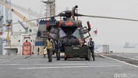 Prajurit Angkatan Laut Australia berjaga di kapal HMAS Canberra (L02). Kapal ini masuk kapal serbu amfibi atau dikenal dengan Landing Helicopter Dock (LHD) Kelas Canberra.