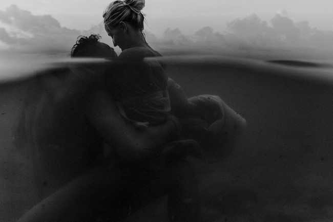 Atmosfer yang intim untuk foto dalam air yang indah, karya Baptiste Hauville. Foto: Dok. Junebug Weddings