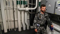 Sistem propulsi pada HMAS Canberra terdiri dari satu generator turbin uap GE LM2500, dua generator diesel Navantia 16C32/40, dan dua Siemens POD azimuth. Kapal dapat melaju dengan kecepatan 20,5 knot dan menempuh jarak 15.000 km dengan kecepatan 15 knot atau 17.130 km dengan kecepatan 12 knot.
