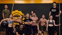Nggak usah terlalu khawatir soal bentuk tubuh juga, fokus saja pada kemampuan fisik yang semakin bugar. Kata Mahe saat berlatih crossfit bentuk tubuh juga akan menyesuaikan secara otomatis kok. Mahe buktinya. (Foto: Dok. Pribadi Mahendra Arditirta)