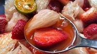 Strawberry yang asam segar enak dipadu pamelo atau jeruk Bali yang segar manis. Foto : Instagram @jktfoodbang