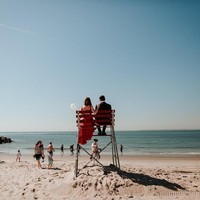Tak melulu scene yang sempurna dan kosong untuk menciptakan foto yang indah. Diana Ascarrunz Photography berhasil merekam momen romantis pasangan ini dengan cara yang unik. Foto: Dok. Junebug Weddings