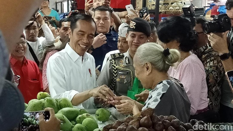 Blusukan ke Pasar Badung Bali, Jokowi Borong Aneka Buah Blusukan ke Pasar Badung Bali, Jokowi Borong Aneka Buah