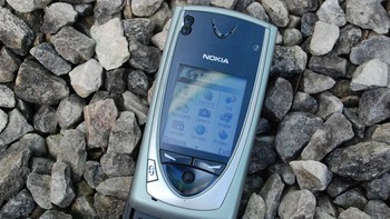 Banyak yang kemudian menilai bahwa 7650 ini adalah salah satu perangkat mobile terpenting da masuk dalam deretan ponsel paling ikonik besutan Nokia. Foto: istimewa