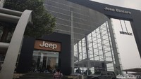 Kami menghargai komitmen sepenuhnya dari Nusantara Group sebagai salah satu delaer resmi Jeep dengan fasilitas ruang pamer kendaraan kelas dunia yang memenuhi kategori dealer resmi 3S (Sales, Service & Spare Parts), ujar Chief Executive Officer, Hascar Group Ari Utama. Foto: Ridwan/detikOto