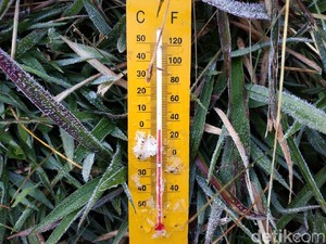 Beku! Suhu di Dieng Capai Minus 1 Derajat Celsius Hari Ini