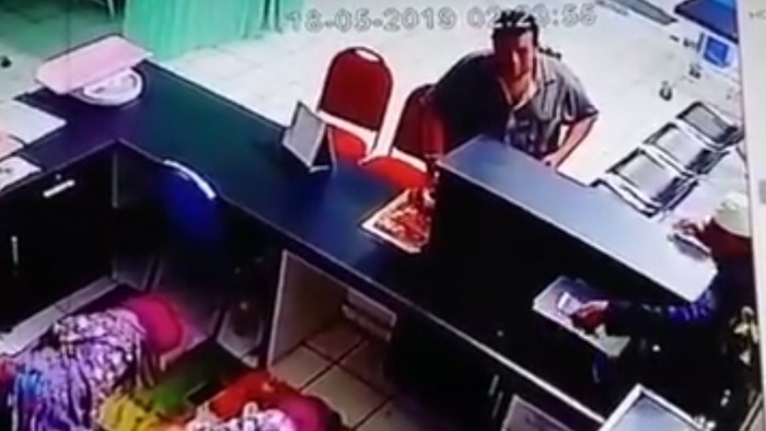 2 Pria Pencuri HP Perawat Terekam CCTV Viral