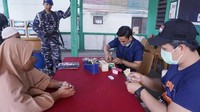 Komandan Lantamal VI Laksamana Pertama TNI Dwi Sulaksono menyampaikan bahwa penukaran uang ini pasti diperlukan oleh warga Pulau Kodingareng menjelang Hari Raya Idul Fitri 1440 H mendatang. Untuk itu, kami bersama Bank Indonesia Sulsel membuka layanan loket penukaran uang kepada warga Pulau Kodingareng, kata Dwi Sulaksono, dalam keterangan tertulis, Sabtu (18/5/2019). Foto: Dok. Pool/Lantamal VI Makassar