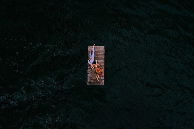 Foto dramatis ini diambil oleh fotografer berbasis di Bali, Indonesia, yakni Andra Lesmana dari The Limitless Moment. Foto: Dok. Junebug Weddings