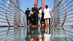 Jembatan Kaca Ini Bisa Tampung 2.600 Orang Sekaligus, Berani Coba?