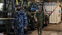 HMAS Canberra bisa disebut sebagai kapal perang terbesar di belahan selatan Asia (Pasifik).